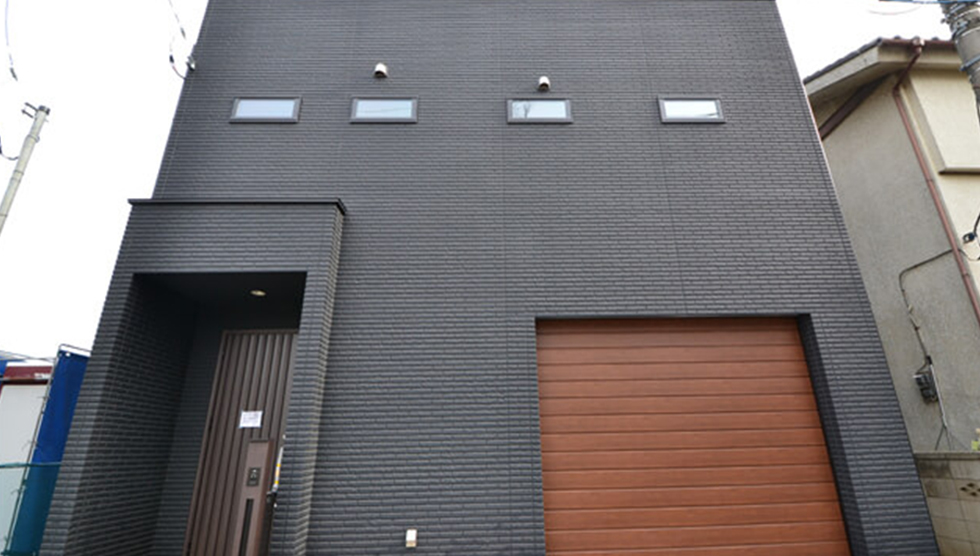 黒の外壁とガレージのあるオシャレな家 埼玉県さいたま市宮原駅の工務店戸建て 注文住宅なら小林工務店